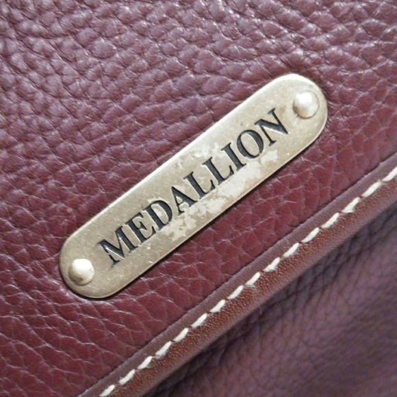 Wathne Medallion Brown Leather Crossbody Hipster - Picture 4 of 6